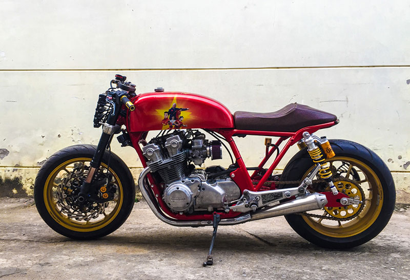 Dàn xe độ tem cổ vũ U23 Việt Nam trước trận chung kết